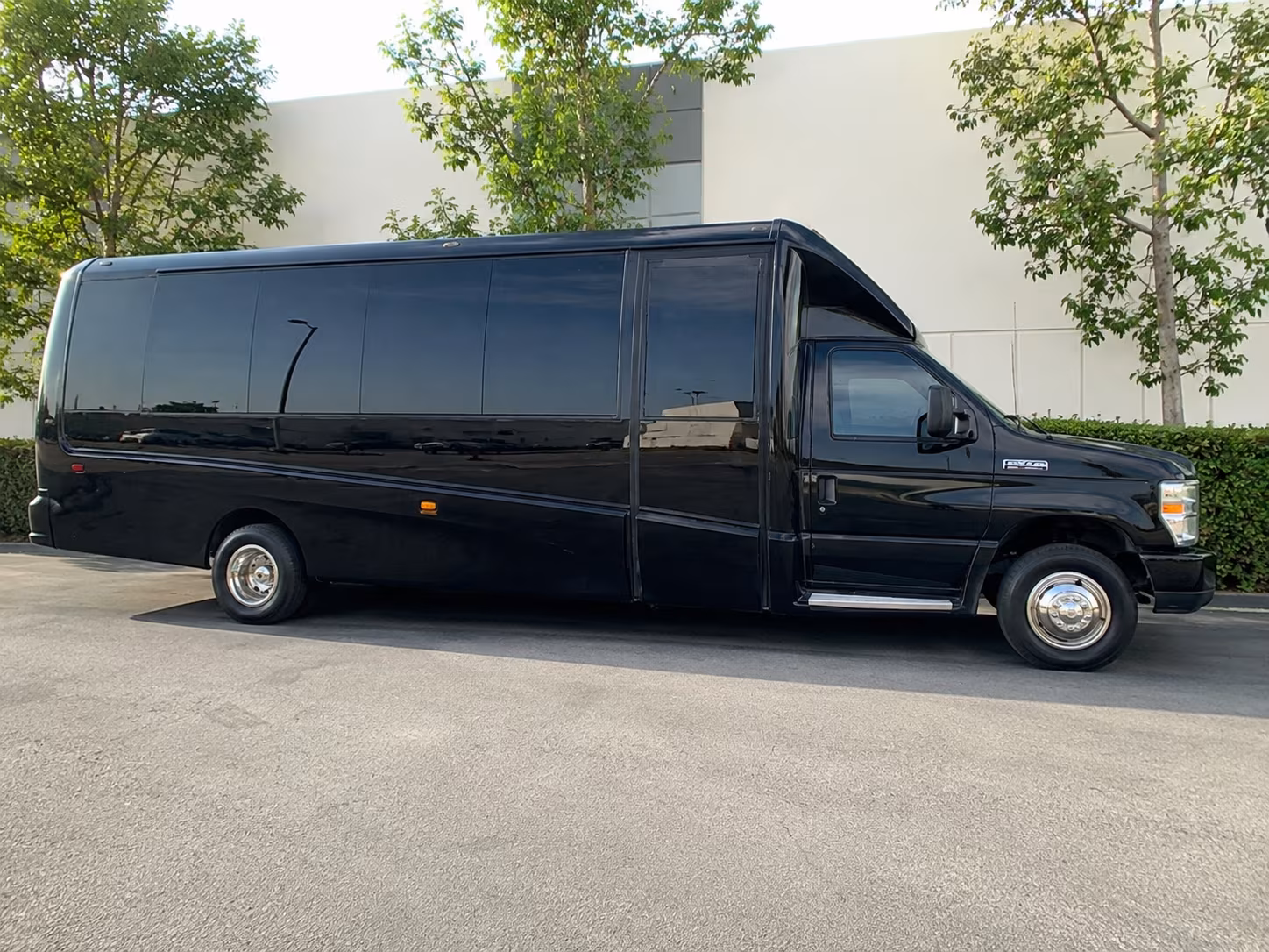 concert bus rentals to the greek theatre and the wiltern from santa clarita